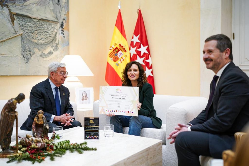 Libro seleccionado por la Comunidad Europea de la Nueva Gastronomía (ECNG) como referente de las Bellas Artes en el apartado CINE, por la en los actos a celebrar con motivo de la elección de MADRID. Capital Europea de la Cultura Gastronómica.